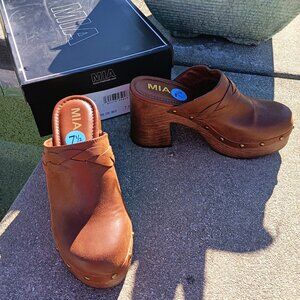 Mia Raven Brown Clogs NEW Size 7.5 Womens 3.9-inch heel studded and braid trim